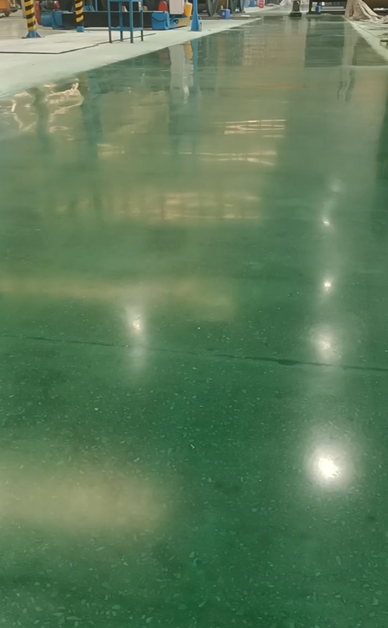 破舊環(huán)氧地坪換新顏——金潤(rùn)彩色鋼化地坪贏的客戶的高度贊譽(yù)